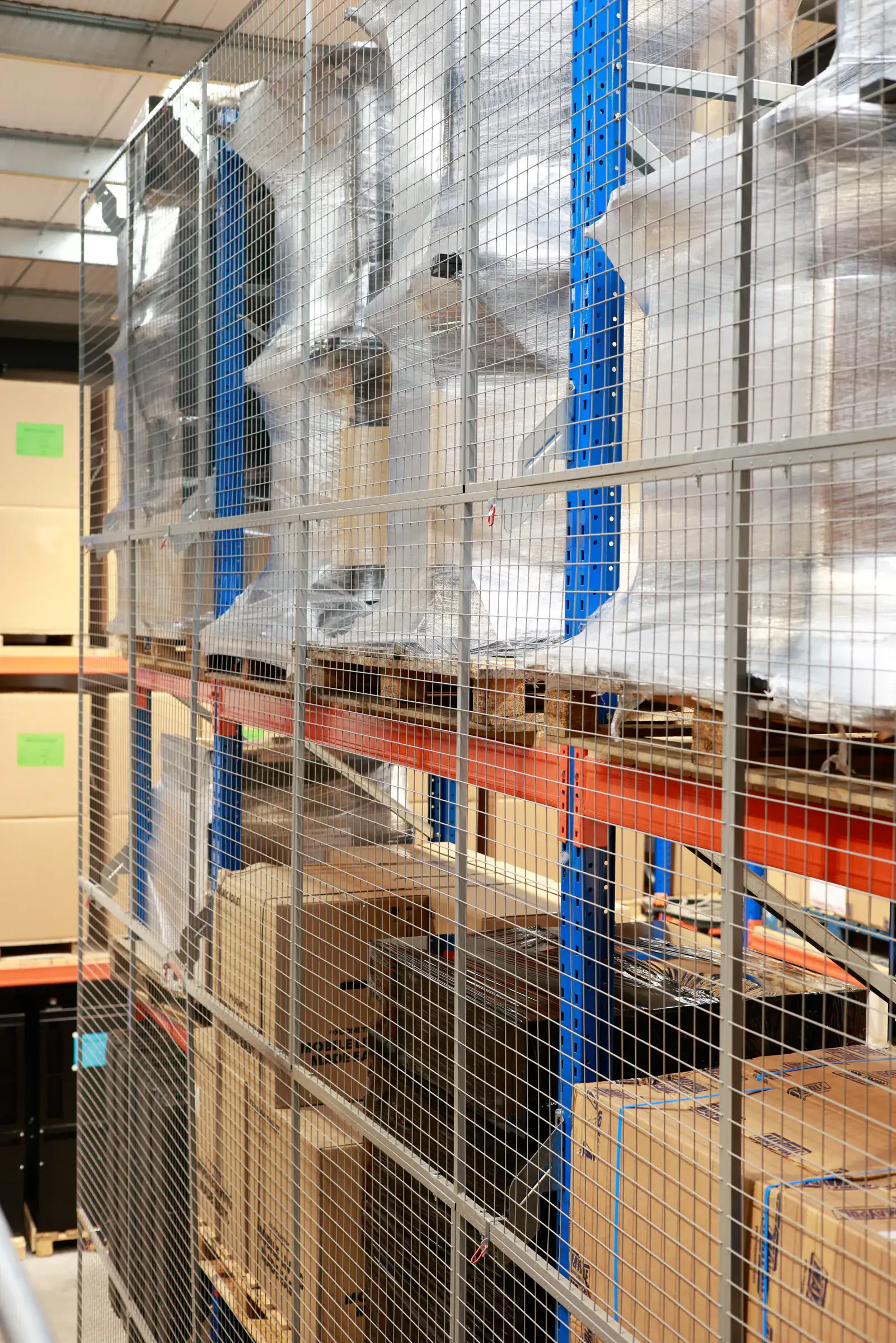 Anti-collapse mesh on the back of pallet racking