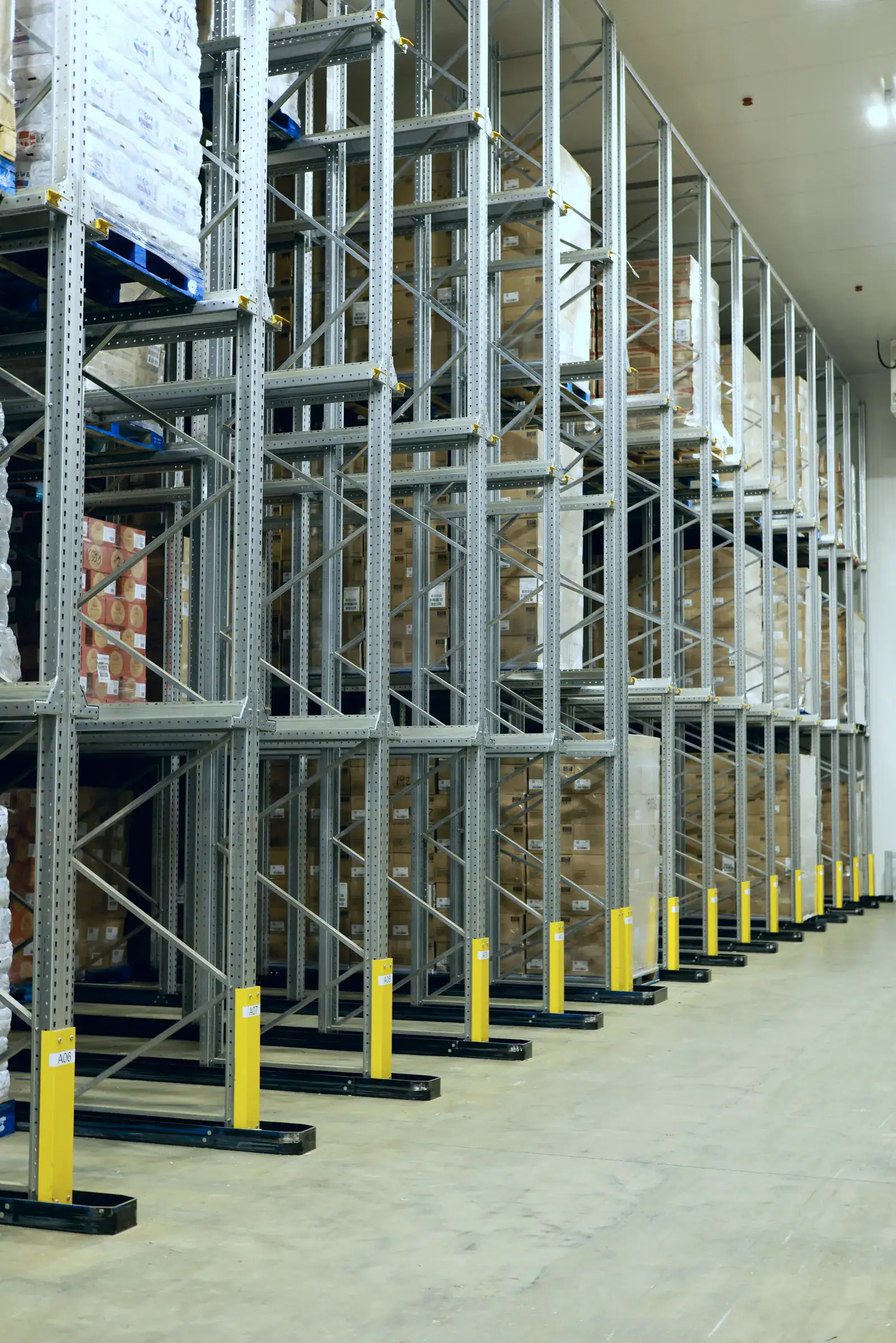 Drive-in racking block in a cold store with yellow upright protectors
