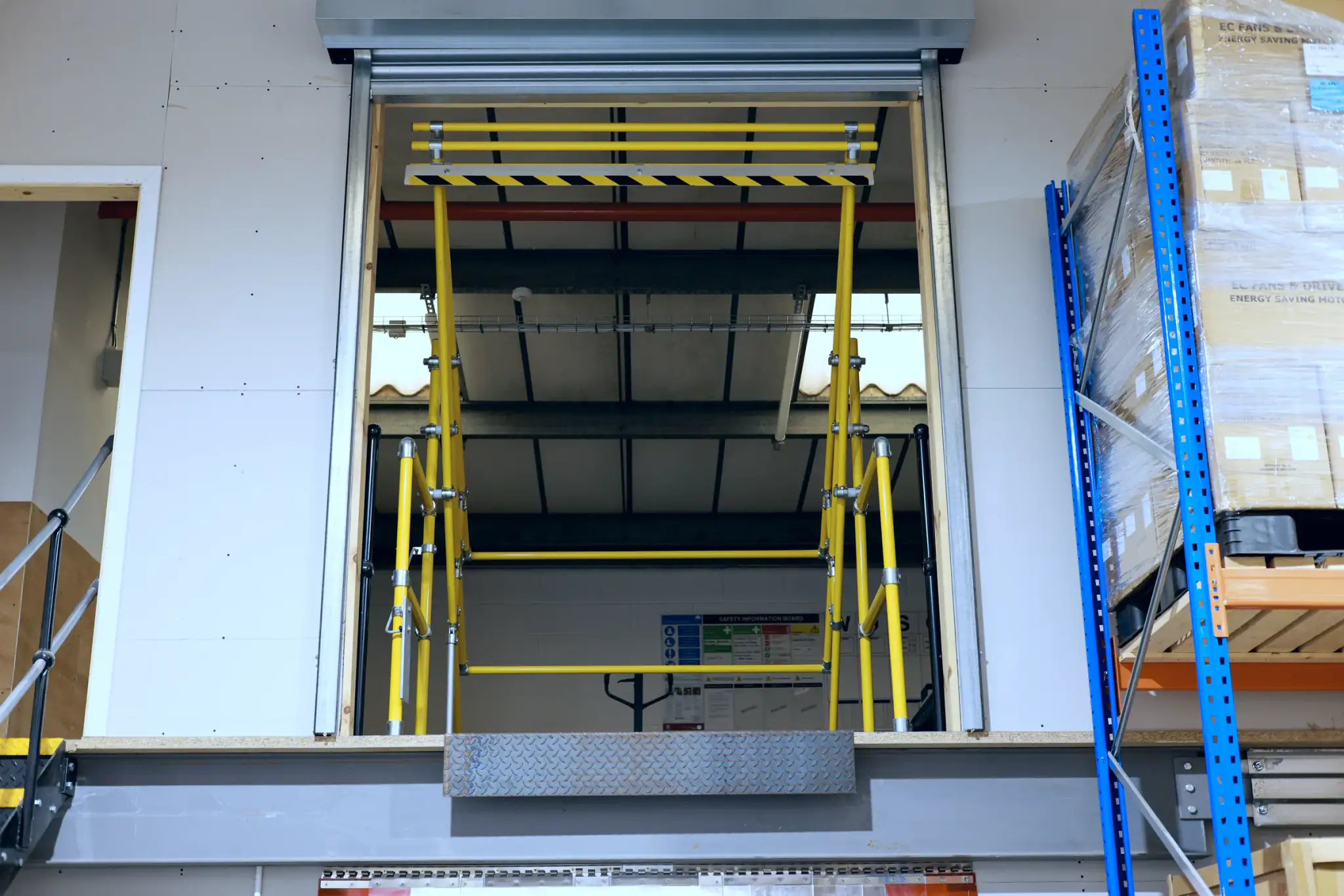Mezzanine pallet gate with safety barrier