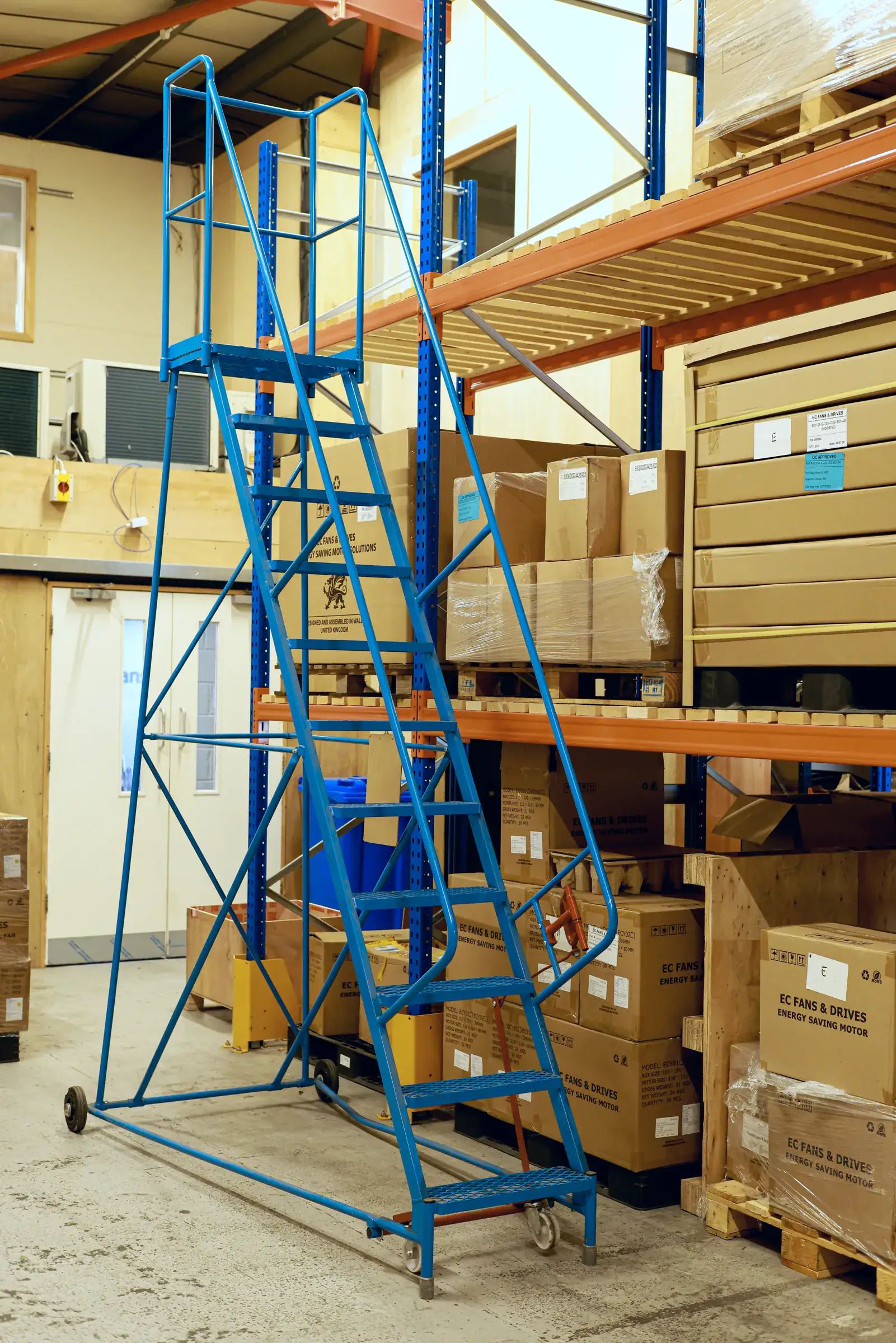 Mobile safety steps against pallet racking with timber decking