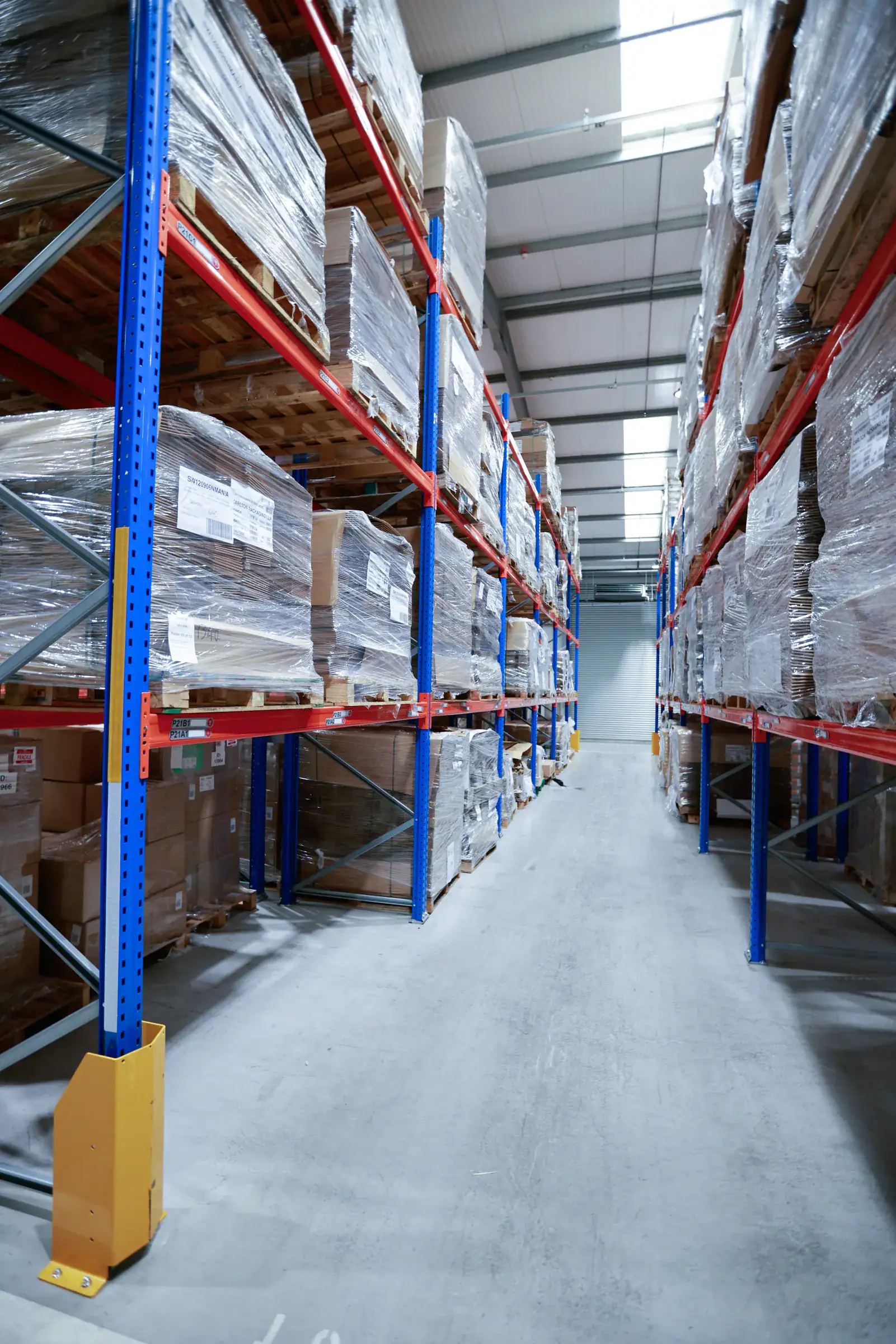 Pallet racking aisle with a yellow upright protector