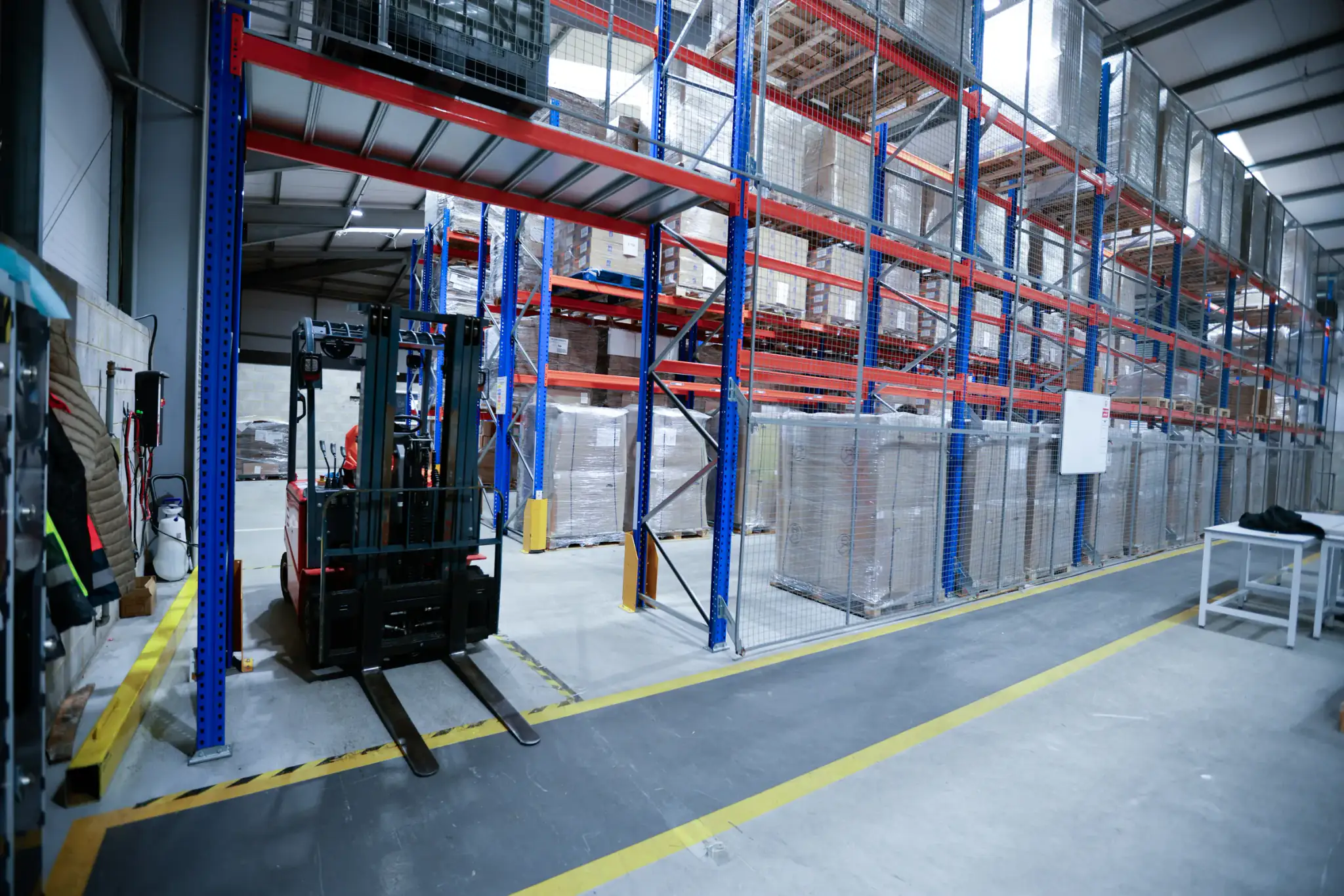 Wide aisle pallet racking with a counterbalance forklift